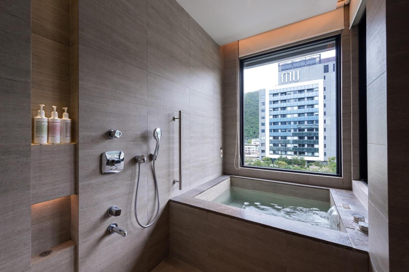 Mu Jiaoxi Hotel מראה חיצוני תמונה A modern Japanese-style bathroom with a deep bathtub