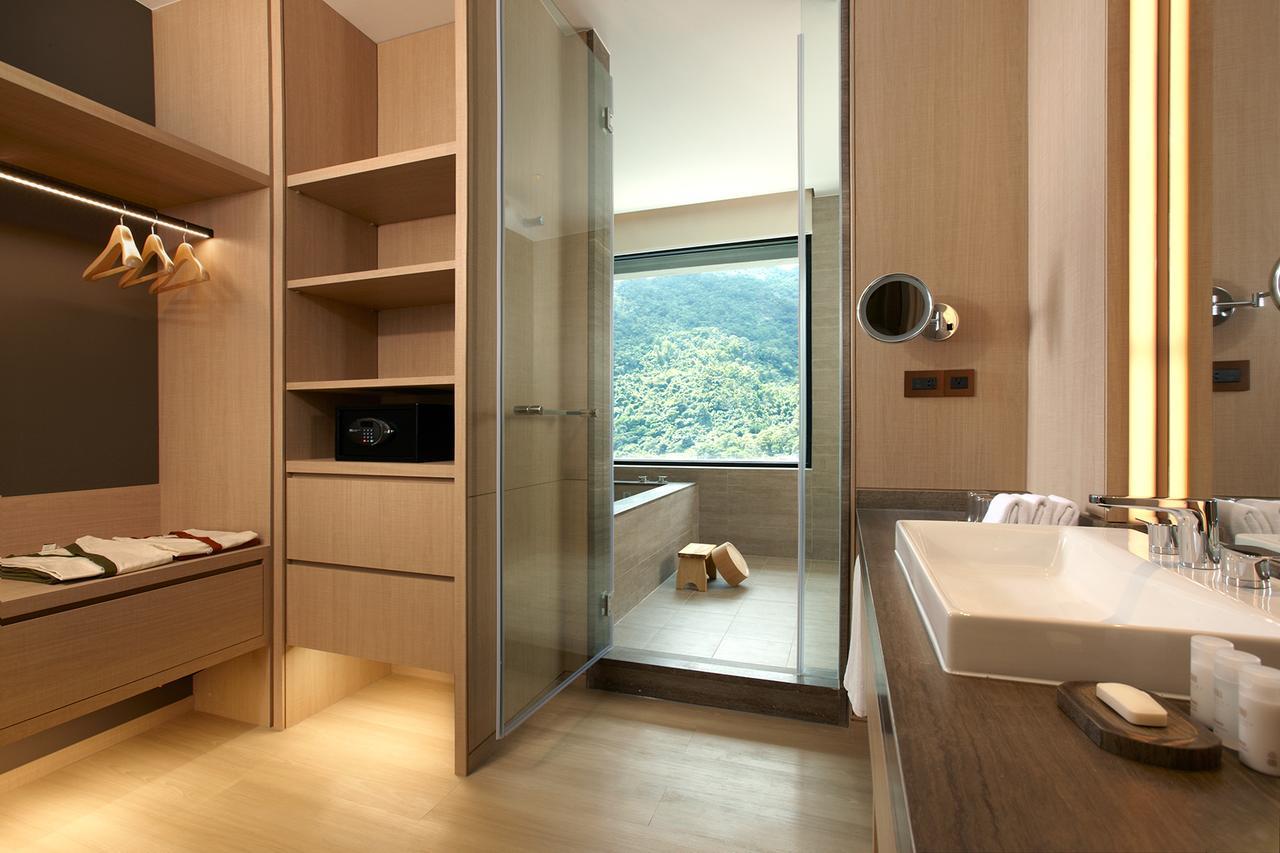Mu Jiaoxi Hotel מראה חיצוני תמונה A bathroom in a hotel