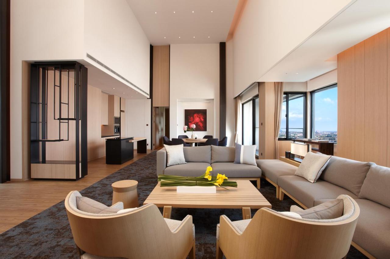 Mu Jiaoxi Hotel מראה חיצוני תמונה The living room of a suite at The Ritz-Carlton, Osaka