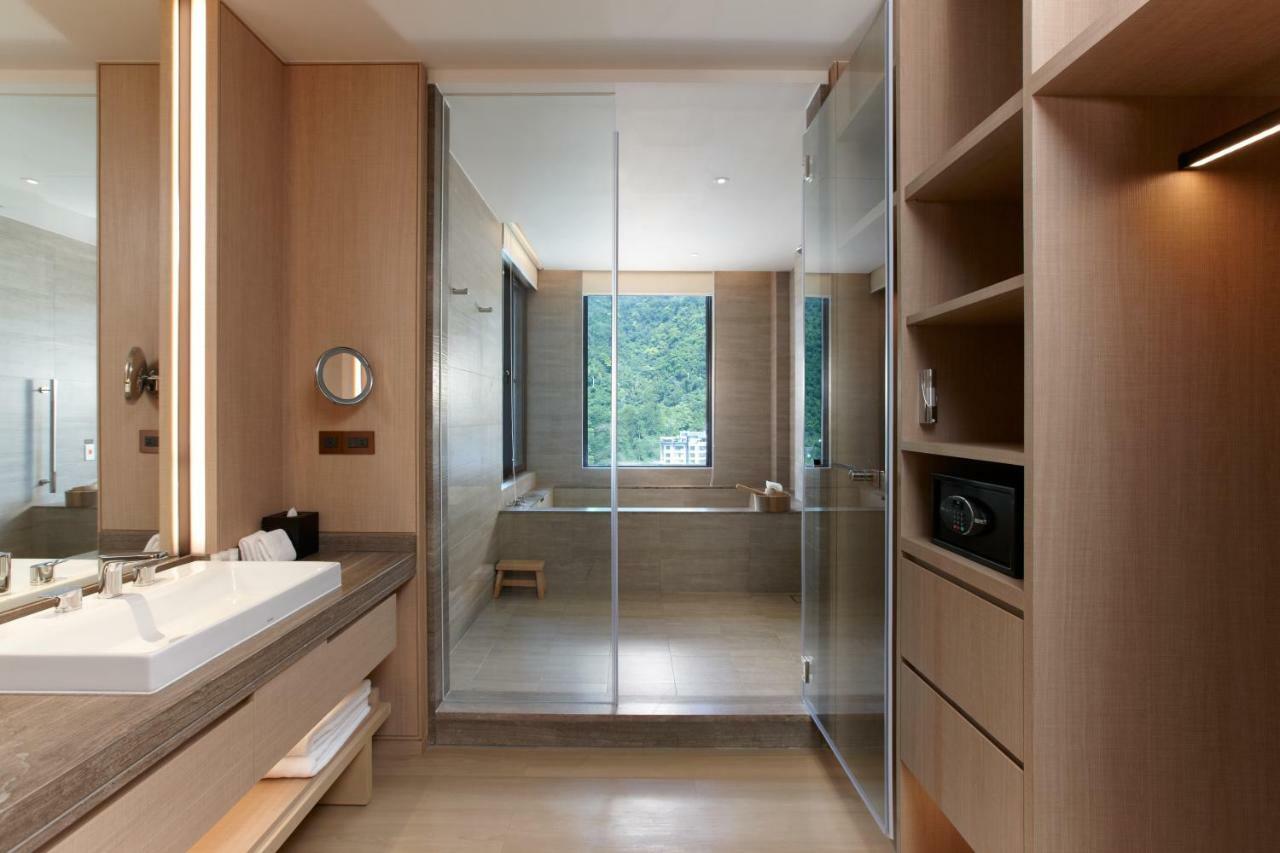 Mu Jiaoxi Hotel מראה חיצוני תמונה A bathroom in a hotel